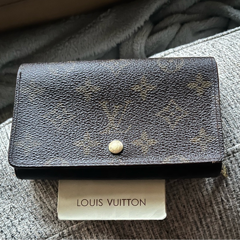 Louis Vuitton bi fold wallet